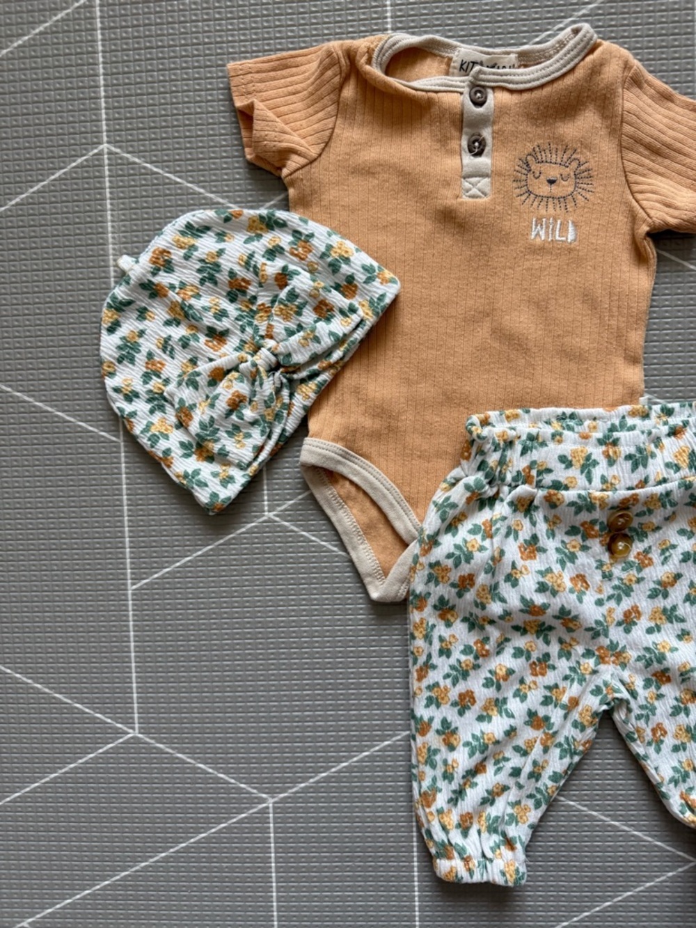 Daisy Fuentes|Baby girl boho set,Mustard ribbed Bodysuit & floral pants/hat•••3M